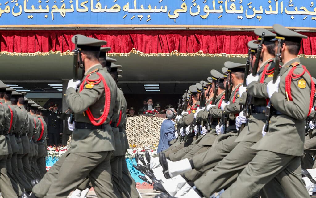 חיילים איראנים חולפים על פני הנשיא אבראהים ראיסי בטקס לציון יום הצבא בטהרן, 17 באפריל 2024 (צילום: ATTA KENARE / AFP)