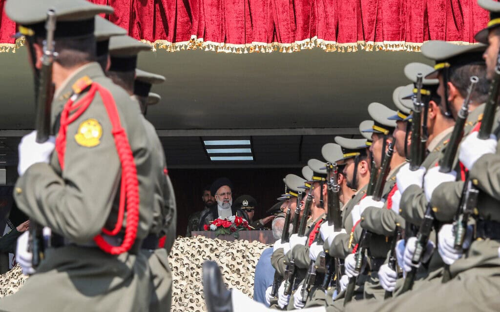 חיילים איראנים חולפים על פני הנשיא אבראהים ראיסי בטקס לציון יום הצבא בטהרן, 17 באפריל 2024