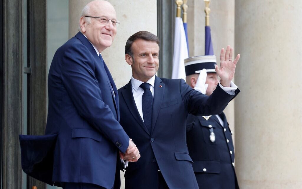 נשיא צרפת עמנואל מקרון וראש ממשלת לבנון נג&#039;יב מיקאתי לפני פגישה בארמון האליזה בפריז ב-19 באפריל 2024 (צילום: Ludovic MARIN / AFP)