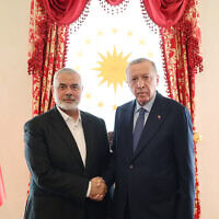נשיא טורקיה רג'פ טאיפ ארדואן וראש הלשכה המדינית של חמאס אסמאעיל הנייה בארמון דולמאבהצ'ה שבאיסטנבול, 20 באפריל 2024 (צילום: HANDOUT / TURKISH PRESIDENTIAL PRESS SERVICE / AFP)