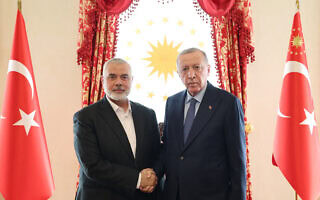 נשיא טורקיה רג'פ טאיפ ארדואן וראש הלשכה המדינית של חמאס אסמאעיל הנייה בארמון דולמאבהצ'ה שבאיסטנבול, 20 באפריל 2024 (צילום: HANDOUT / TURKISH PRESIDENTIAL PRESS SERVICE / AFP)