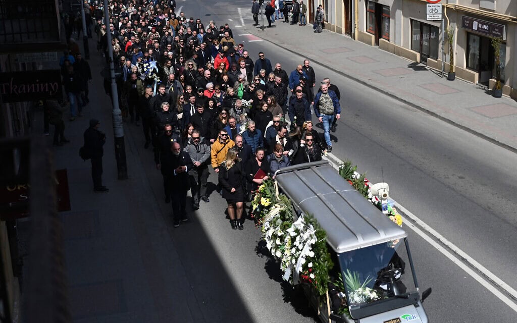 דמיאן סובול, שנהרג בתקיפה של צה"ל יחד עם שישה מאנשי המטבח המרכזי העולמי, מובא לקבורה בעירו פשמישל שבפולין, 20 באפריל 2024 (צילום: Sergei GAPON / AFP)