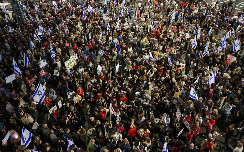 מפגינים הקוראים לשחרור החטופים מוחים ליד מחנה רבין בתל אביב, 20 באפריל 2024 (צילום: JACK GUEZ / AFP)