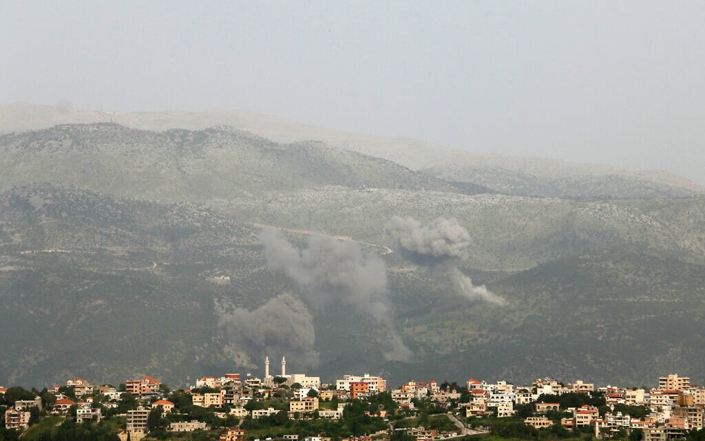 עשן מיתמר לאחר תקיפה ישראלית על הכפר כפר שובא שבדרום לבנון ב-25 באפריל 2024 (צילום: Omar YEHYA / AFP)