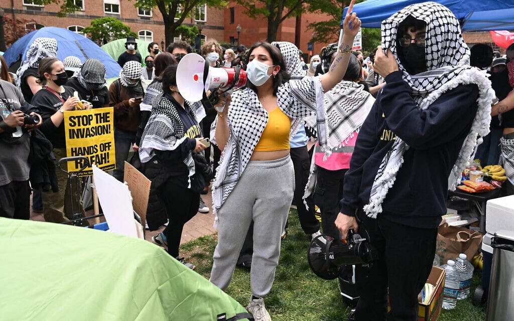 סטודנטים פרו-פלסטינים מפגינים נגד ישראל באוניברסיטת וושינגטון ב-25 באפריל, 2024 (צילום: SAUL LOEB / AFP)