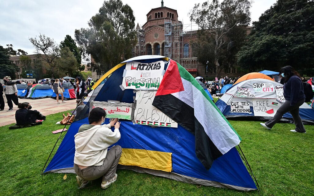 מאהל מחאה נגד ישראל באוניברסיטת קליפורניה לוס אנג'לס (UCLA), 25 באפריל 2024 (צילום: Frederic J. BROWN / AFP)