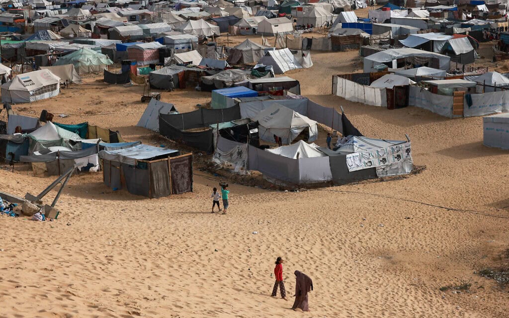 מחנה אוהלים של עקורים פלסטיניים ברפיח, 26 באפריל 2024 (צילום: MOHAMMED ABED / AFP)