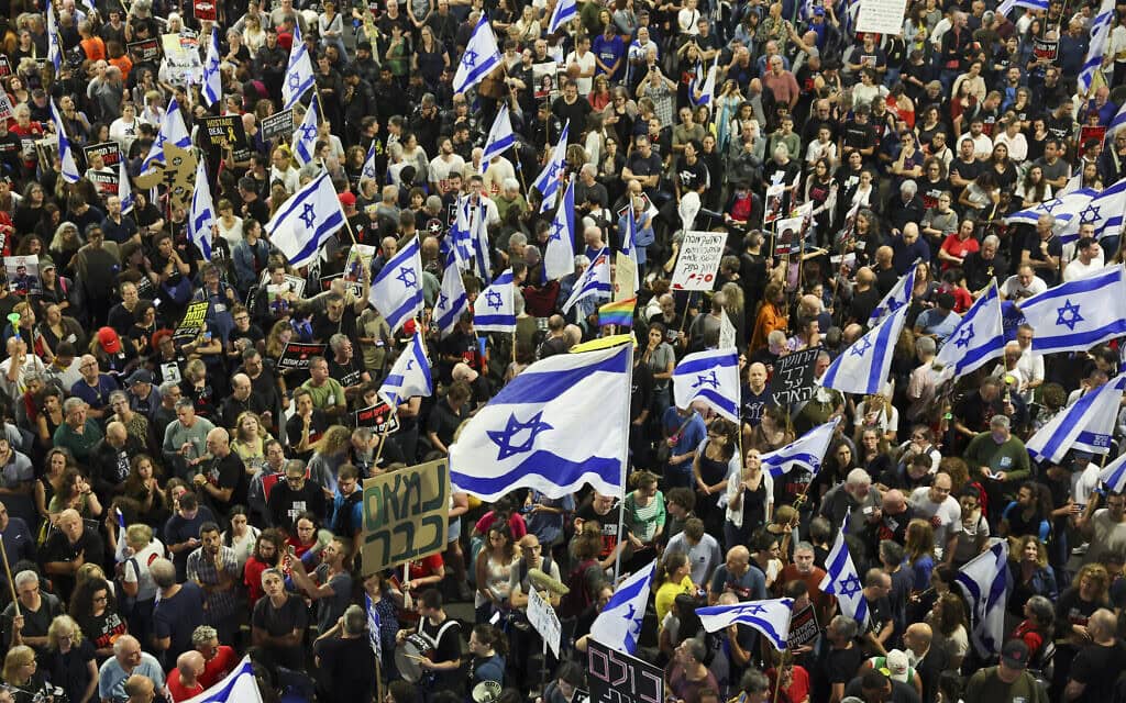 תומכים בעסקת חטופים מפגינים בתל אביב ב-27 באפריל 2024 (צילום: JACK GUEZ / AFP)