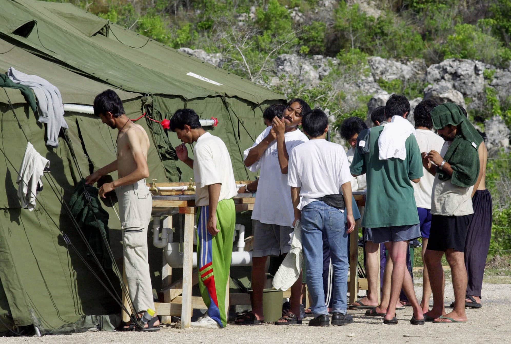 פליטים במחנה פליטים שהוקם במדינת האי נאורו, ספטמבר 2001 (צילום: AP Photo/Rick Rycroft)