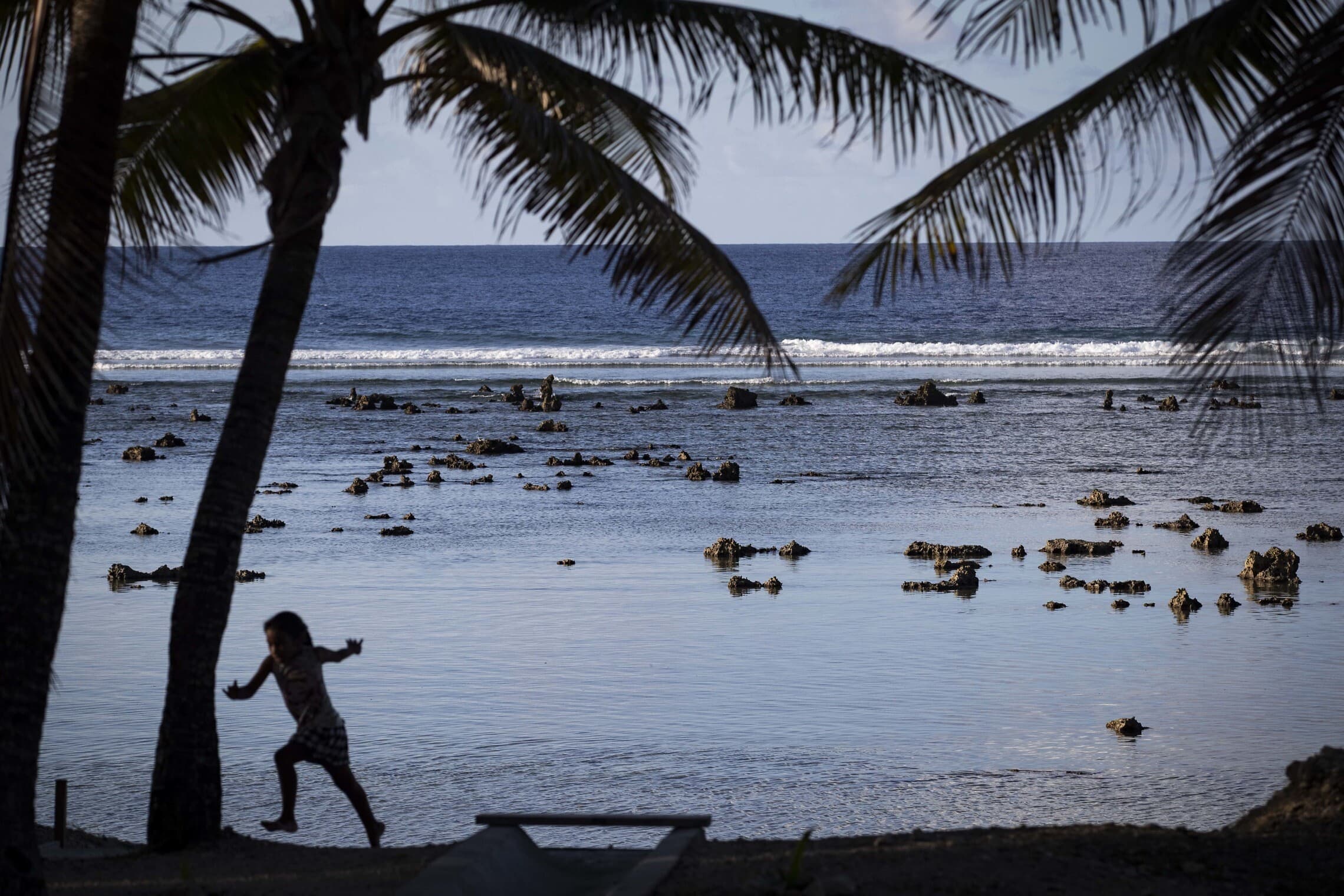 חוף במדינת האי נאורו (צילום: Jason Oxenham/Pool Photo via AP)