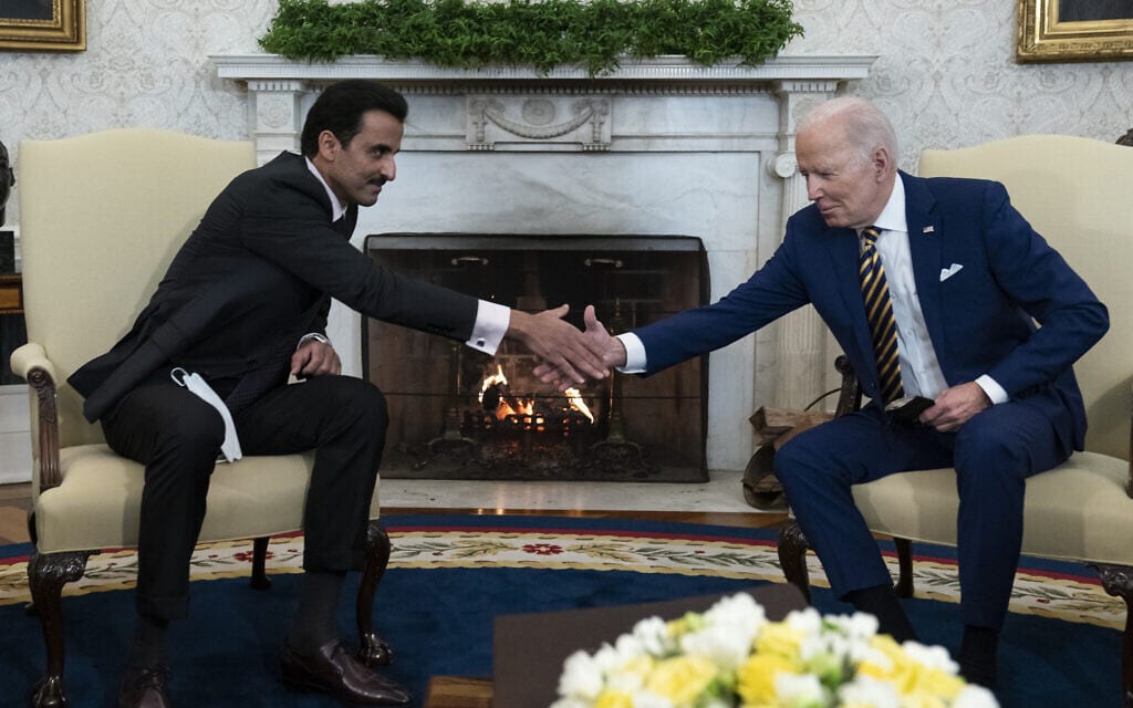 נשיא ארה"ב ג'ו ביידן לוחץ את ידו של אמיר קטאר השייח' תמים בן חמד אאל ת'אני בחדר הסגלגל בבית הלבן בוושינגטון, 31 בינואר 2022 (צילום: AP Photo/Alex Brandon)