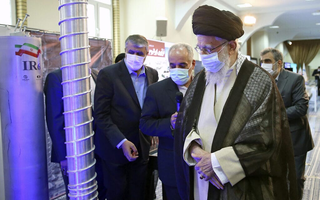 המנהיג העליון של איראן, האיתוללה עלי חמינאי, מבקר בתערוכה של הישגי הגרעין האיראני בטהרן, 11 ביוני 2023 (צילום: Office of the Iranian Supreme Leader, Via AP)
