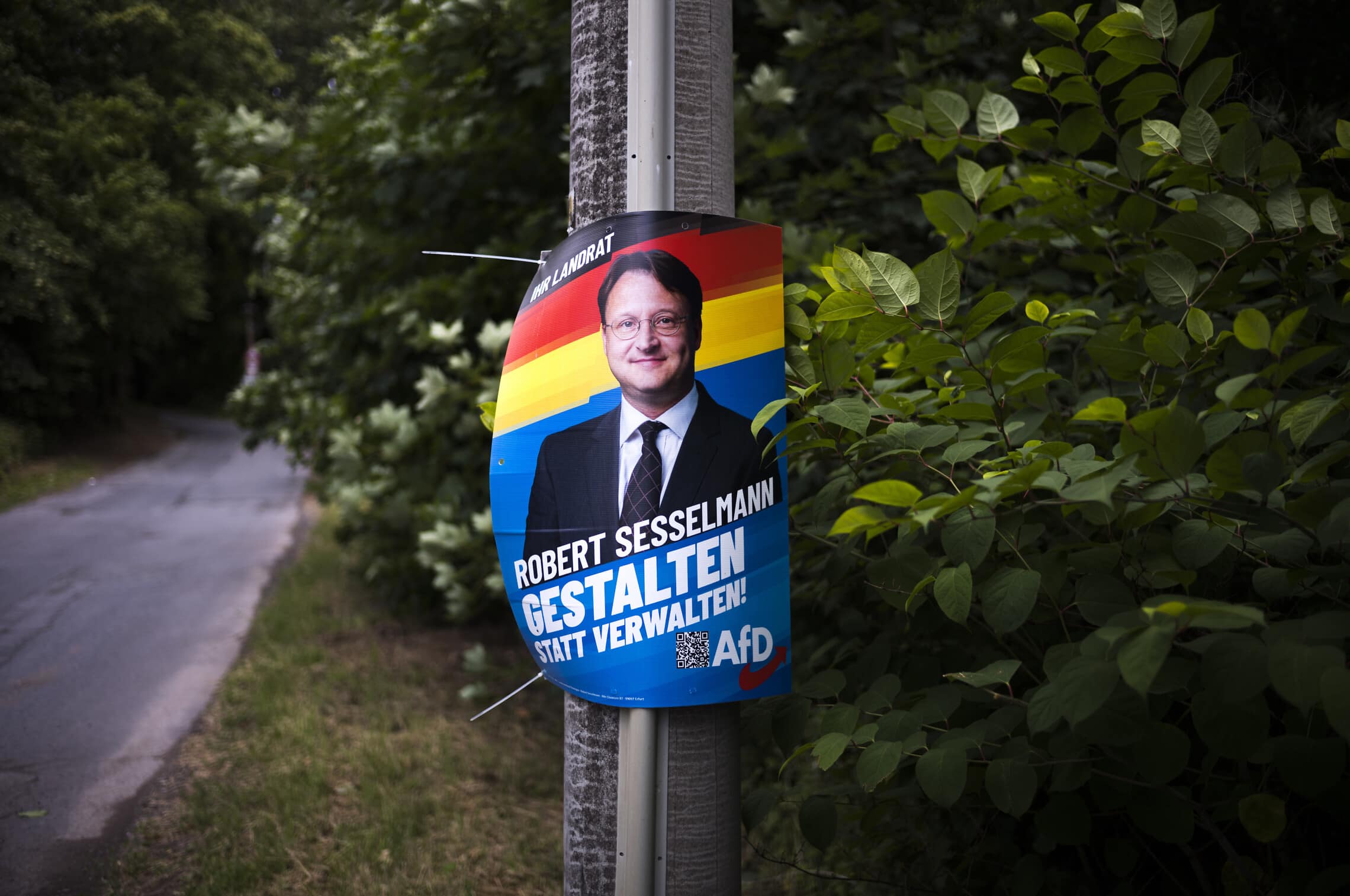 מודעת בחירות של רוברט זסלמן בתורינגיה, גרמניה, 5 ביולי 2023 (צילום: AP Photo/Markus Schreiber)