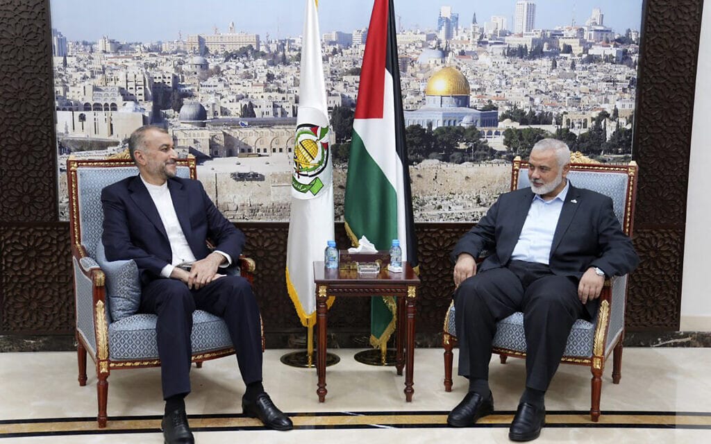שר החוץ של איראן חוסיין אמיר עבדאללהיאן נפגש עם מנהיג חמאס אסמאעיל הנייה בדוחה, קטאר, 14 באוקטובר 2023 (צילום: משרד החוץ האיראני, באמצעות AP)