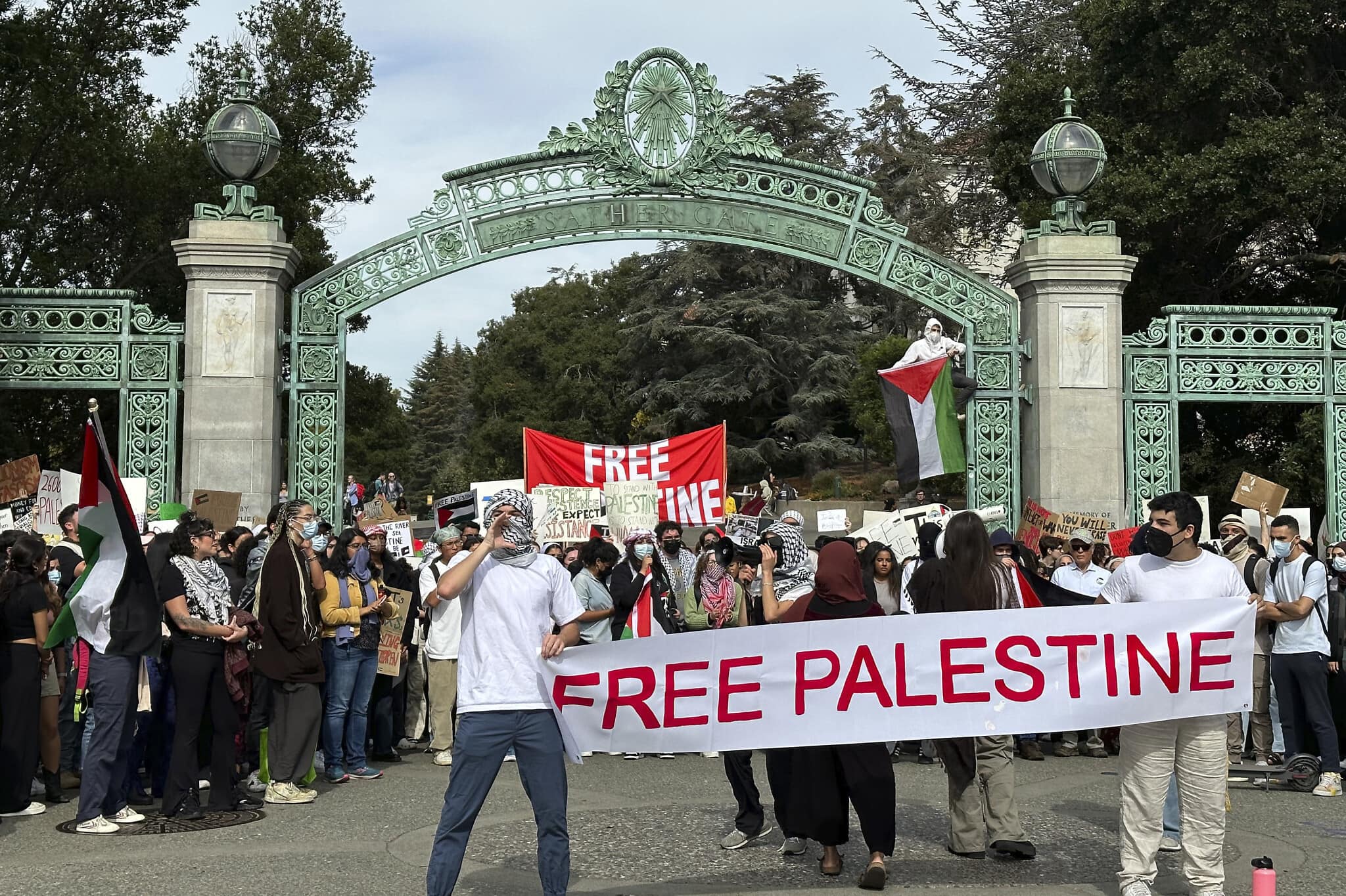 אילוסטרציה: סטודנט פרו־פלסטיני אנטי־ישראלי מפגין בשער סאת&#039;ר של אוניברסיטת קליפורניה בברקלי, 16 באוקטובר 2023 (צילום: AP Photo/Michael Liedtke)