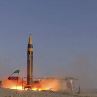 חשיפת הטיל הבליסטי חורמשהאר 4 במאי 2023 באיראן (צילום: Iranian Defense Ministry via AP)