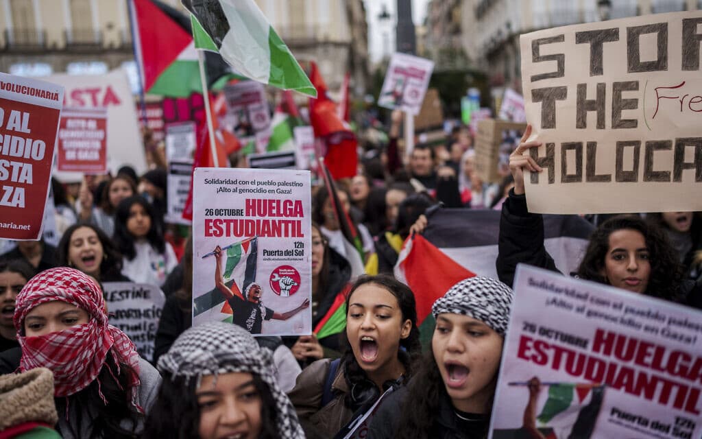 הפגנה פרו־פלסטינית של סטודנטים במדריד, ספרד, 26 באוקטובר 2023 (צילום: AP Photo/Manu Fernandez)