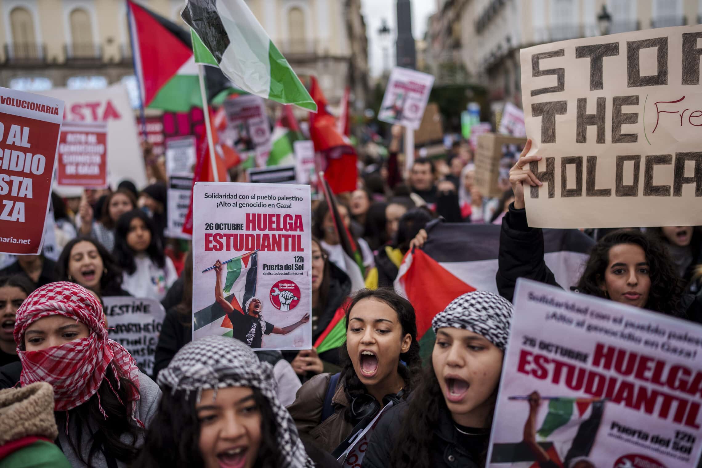 הפגנה פרו־פלסטינית של סטודנטים במדריד, ספרד, 26 באוקטובר 2023 (צילום: AP Photo/Manu Fernandez)