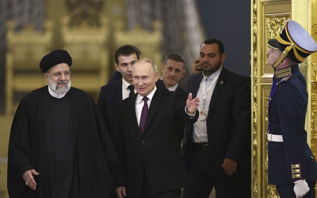 נשיא רוסיה ולדימיר פוטין מקבל את פניו של נשיא איראן אבראהים ראיסי בקרמלין, 7 בדצמבר 2023 (צילום: Sergei Bobylev, Sputnik, Kremlin Pool Photo via AP)