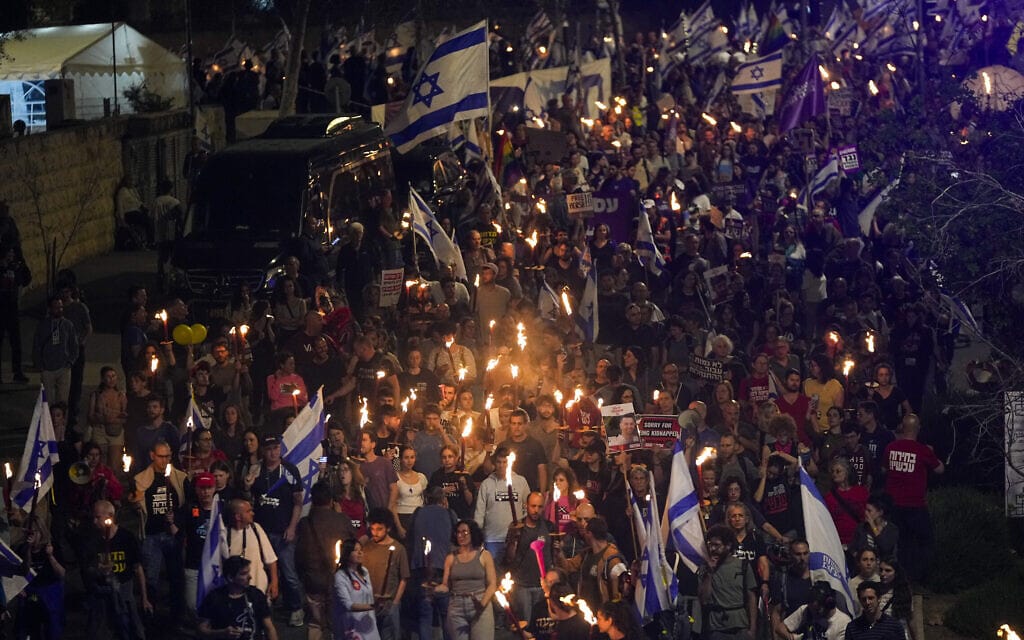 מפגינים נגד הממשלה צועדים עם לפידים בירושלים. 2 באפריל 2024 (צילום: AP Photo/Ohad Zwigenberg)