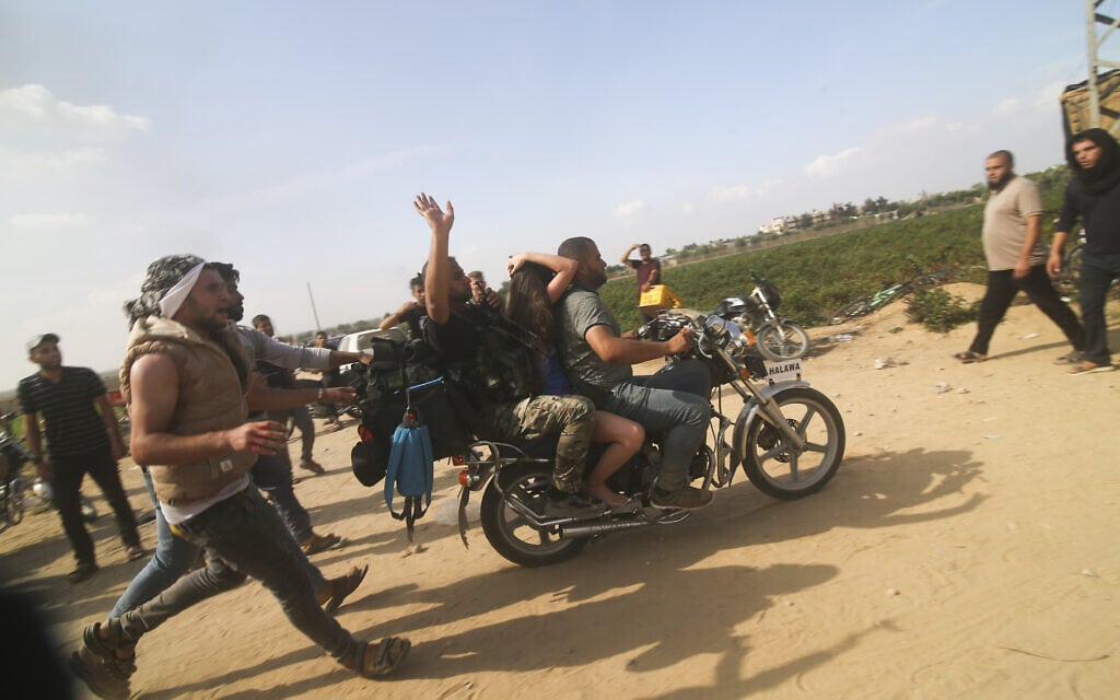 חטיפתה של נועה ארגמני בידי אזרחים פלסטינים, 7 באוקטובר 2023 (צילום: AP Photo) חטיפתה של נועה ארגמני בידי אזרחים פלסטינים, 7 באוקטובר 2023 (צילום: AP Photo)