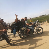 חטיפתה של נועה ארגמני בידי אזרחים פלסטינים, 7 באוקטובר 2023 (צילום: AP Photo) חטיפתה של נועה ארגמני בידי אזרחים פלסטינים, 7 באוקטובר 2023 (צילום: AP Photo)