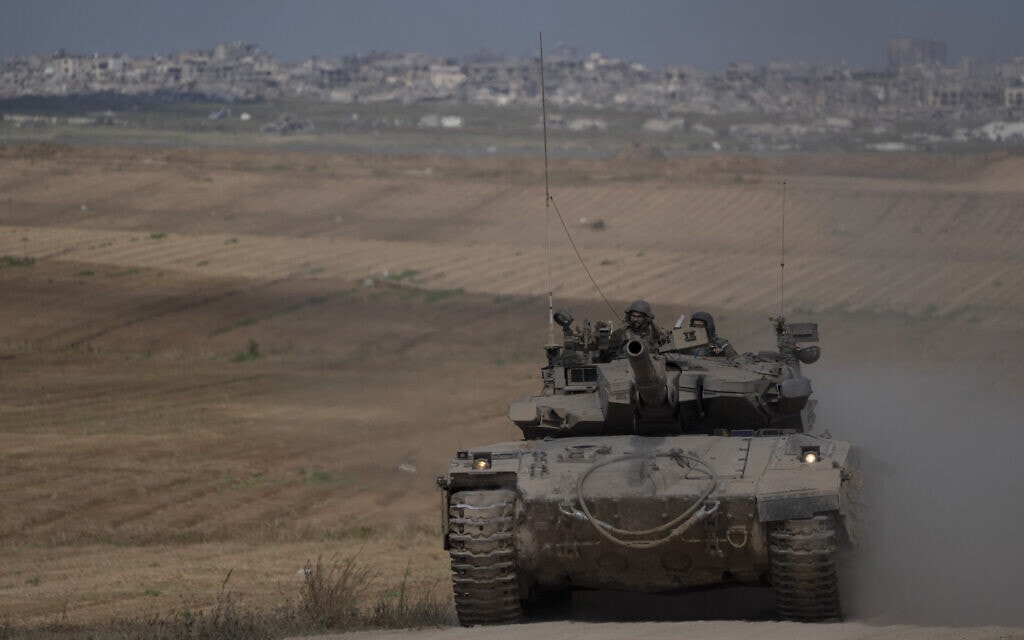 טנק של צה"ל בקרבת הגבול בין ישראל לרצועת עזה, 9 באפריל 2024 (צילום: AP Photo/Leo Correa)