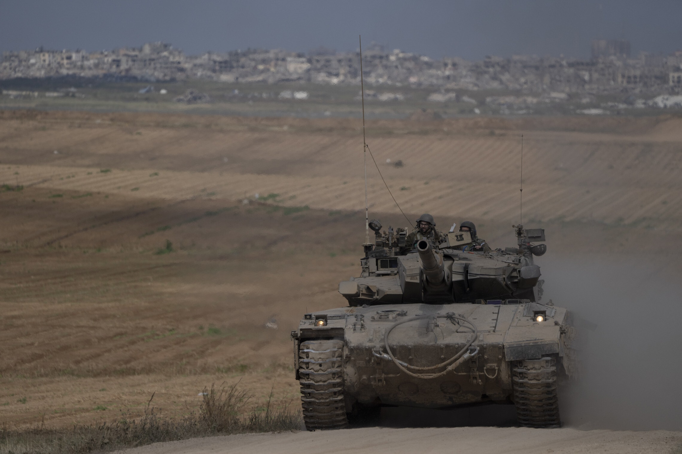 טנק של צה&quot;ל בקרבת הגבול בין ישראל לרצועת עזה, 9 באפריל 2024 (צילום: AP Photo/Leo Correa)
