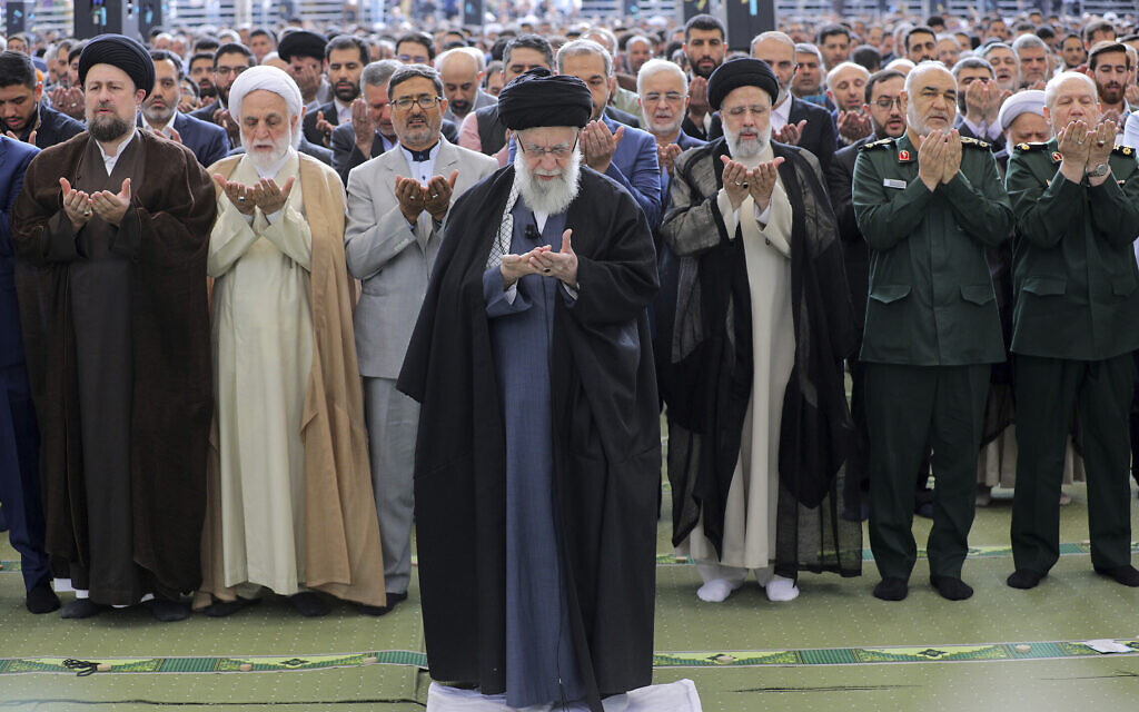 המנהיג העליון של איראן, האיתוללה עלי חמינאי, מוביל את תפילות עיד אל-פיטר בטהרן, 10 באפריל 2024 (צילום: Office of the Iranian Supreme Leader via AP)