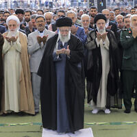 המנהיג העליון של איראן, האיתוללה עלי חמינאי, מוביל את תפילות עיד אל-פיטר בטהרן, 10 באפריל 2024