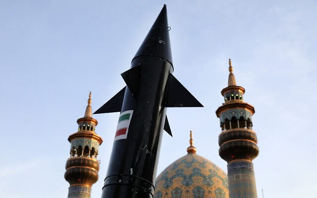 דגם טיל נישא על ידי מפגין איראני בהפגנה אנטי-ישראלית בכיכר פלסטין בטהראן, 15 באפריל, 2024 (צילום: AP Photo/Vahid Salemi)