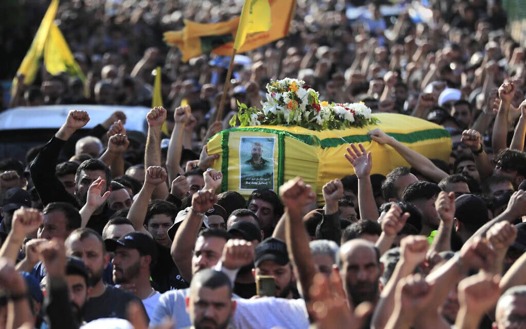 פעיל חזבאללה אסמאעיל באז, שנהרג בתקיפה ישראלית, מובא לקבורה בדרום לבנון, 17 באפריל 2024 (צילום: AP Photo/Mohammed Zaatari)