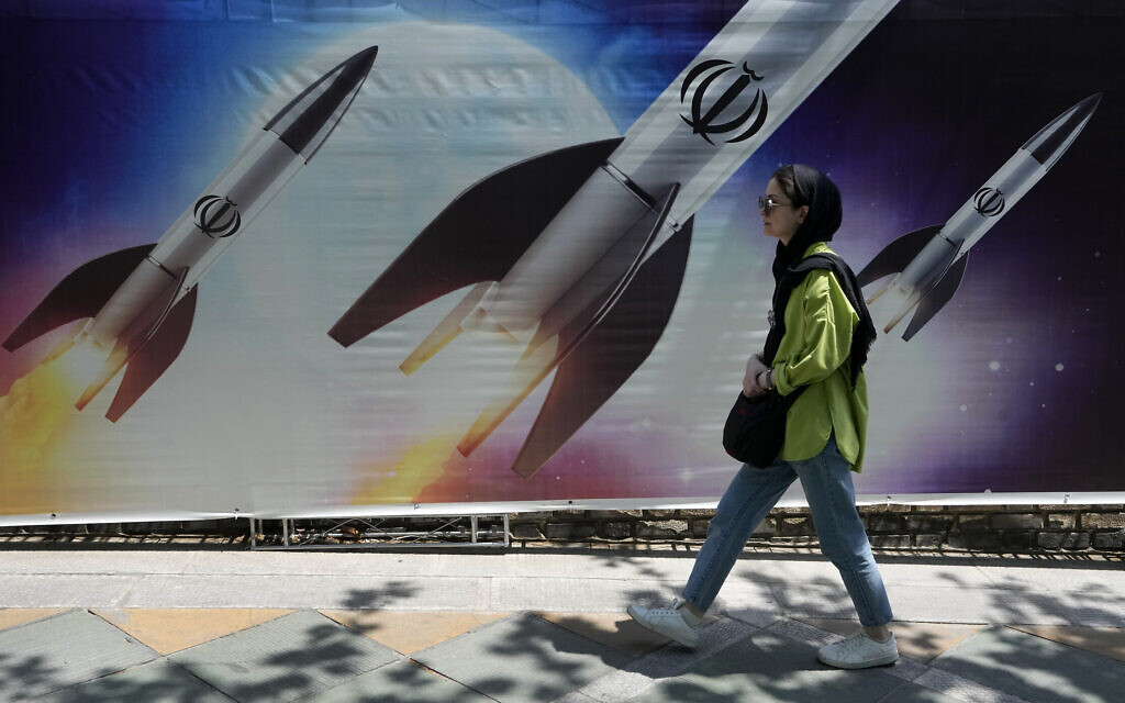 ציור קיר של שיגור טילים בטהרן, 19 באפריל 2024 (צילום: AP Photo/Vahid Salemi)