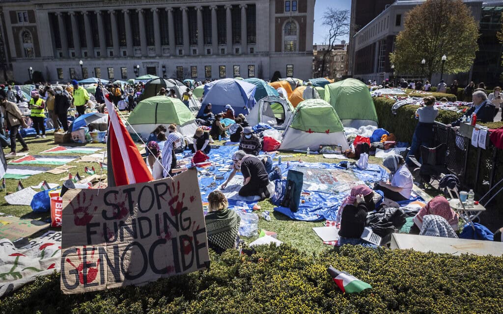 מאהל המחאה האנטי-ישראלי באוניברסיטת קולומביה, 22 באפריל 2024 (צילום: AP Photo/Stefan Jeremiah)