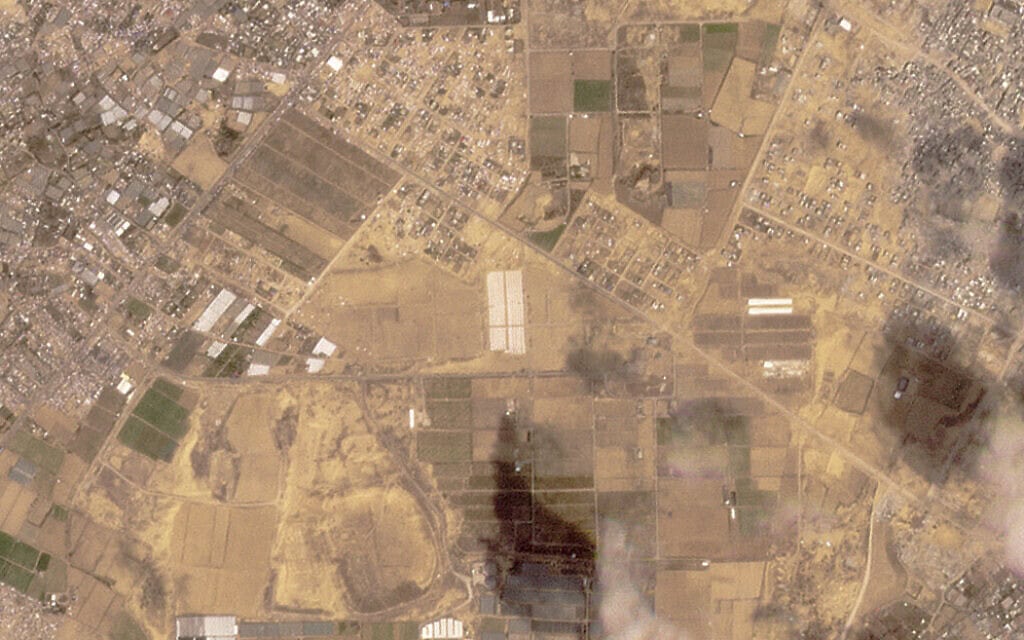 תמונת לוויין מ-21 באפריל מראה אוהלים בהקמה בח'אן יונס. 23 באפריל 2024 (צילום: Planet Labs PBC via AP)