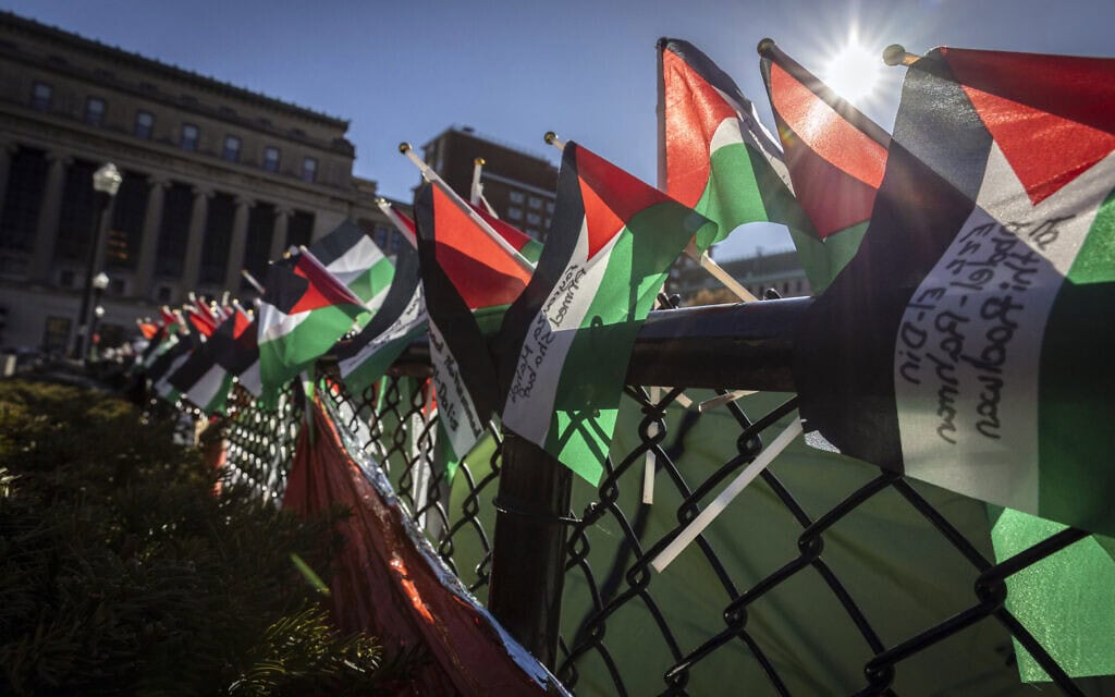 דגלי פלסטין בקמפוס של אוניברסיטת קולומביה בניו יורק, 24 באפריל 2024 (צילום: AP Photo/Stefan Jeremiah)