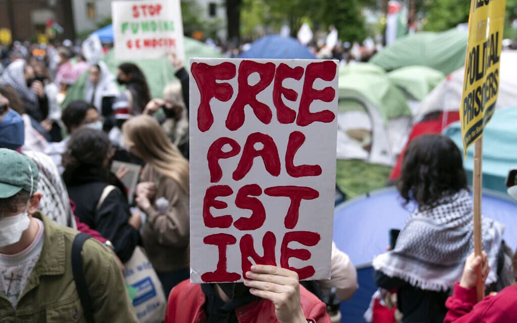 מפגינים פרו פלסטינים בהפגנה נגד ישראל באוניברסיטת וושינגטון, 25 באפריל 2024 (צילום: AP Photo/Jose Luis Magana)
