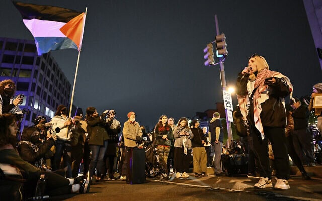 הפגנה נגד התמיכה האמריקאית בישראל ליד הבית הלבן בוושינגטון, ארה"ב, 28 באפריל 2024 (צילום: AP Photo/Terrance Williams)