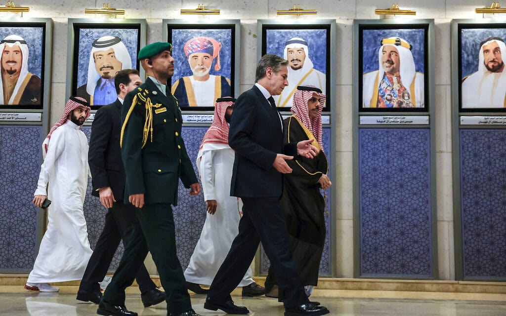 שר החוץ הסעודי פרחאן בן עבדאללה (מימין) צועד עם שר החוץ האמריקאי אנתוני בלינקן בריאד, 29 באפריל 2024 (צילום: Evelyn Hockstein/Pool via AP)