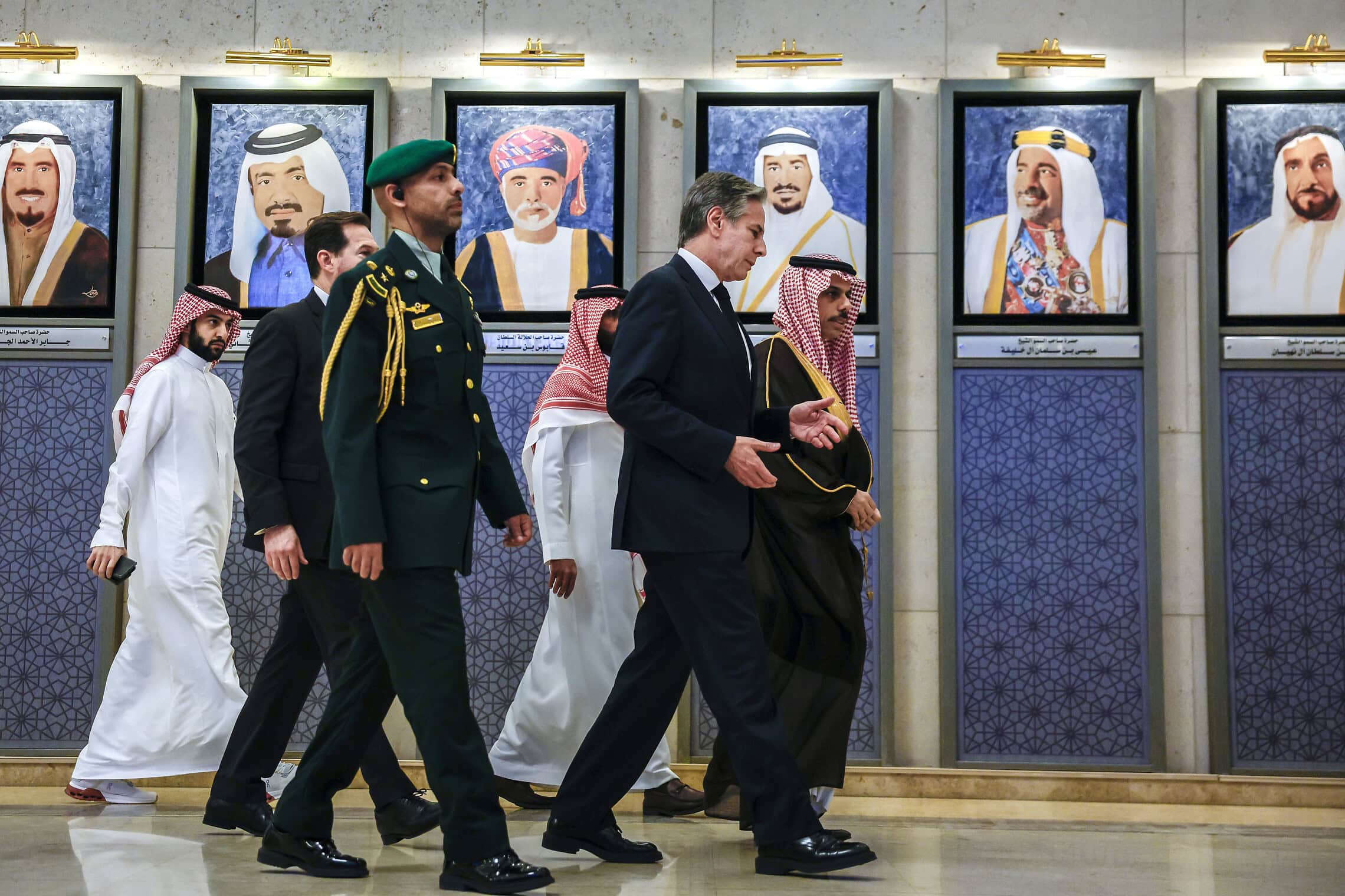 שר החוץ הסעודי פרחאן בן עבדאללה (מימין) צועד עם שר החוץ האמריקאי אנתוני בלינקן בריאד, 29 באפריל 2024 (צילום: Evelyn Hockstein/Pool via AP)