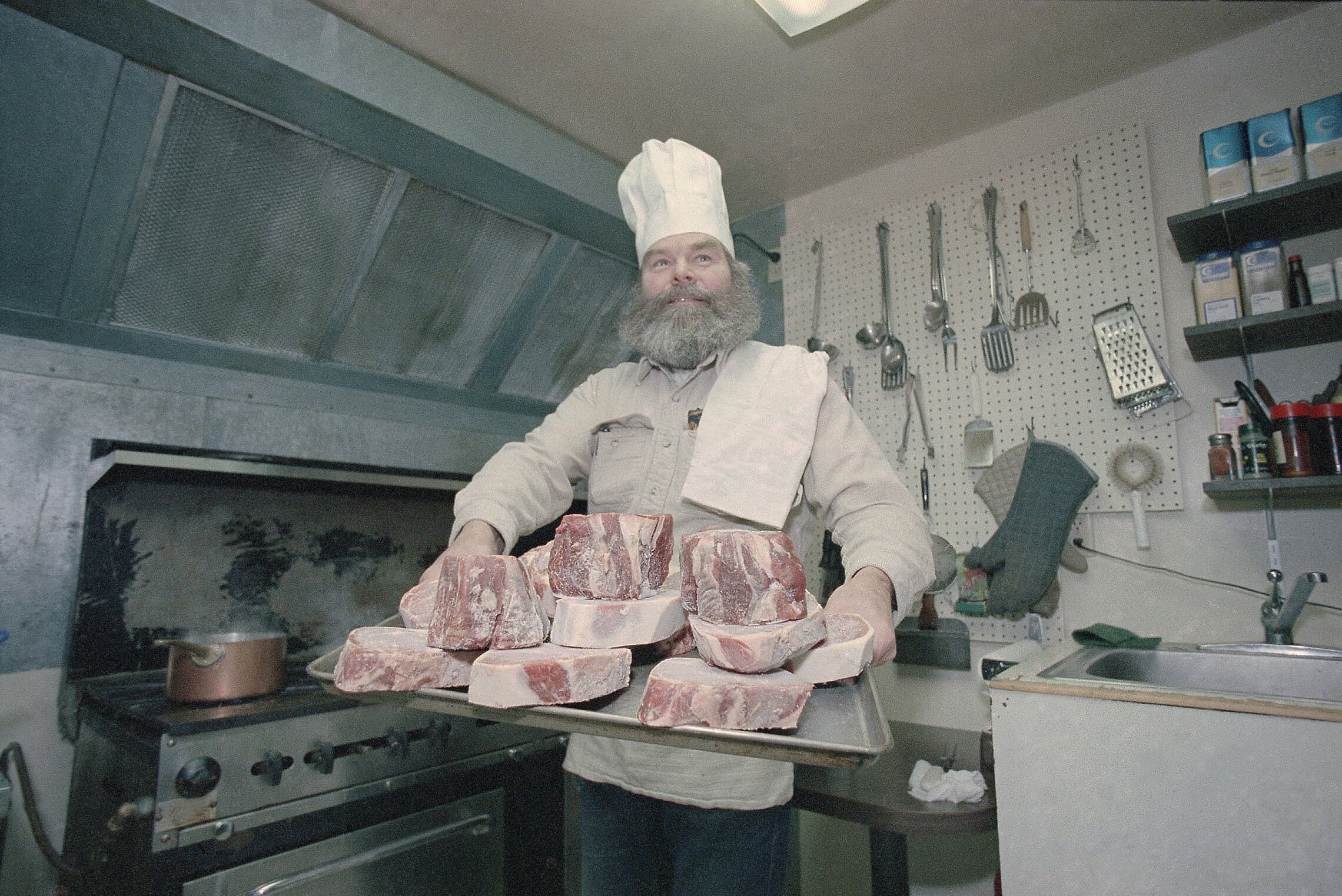 שף מחזיק בשר איילים במסעדה באלסקה, 10 בפברואר 1987 (צילום: AP Photo/Jack Smith)