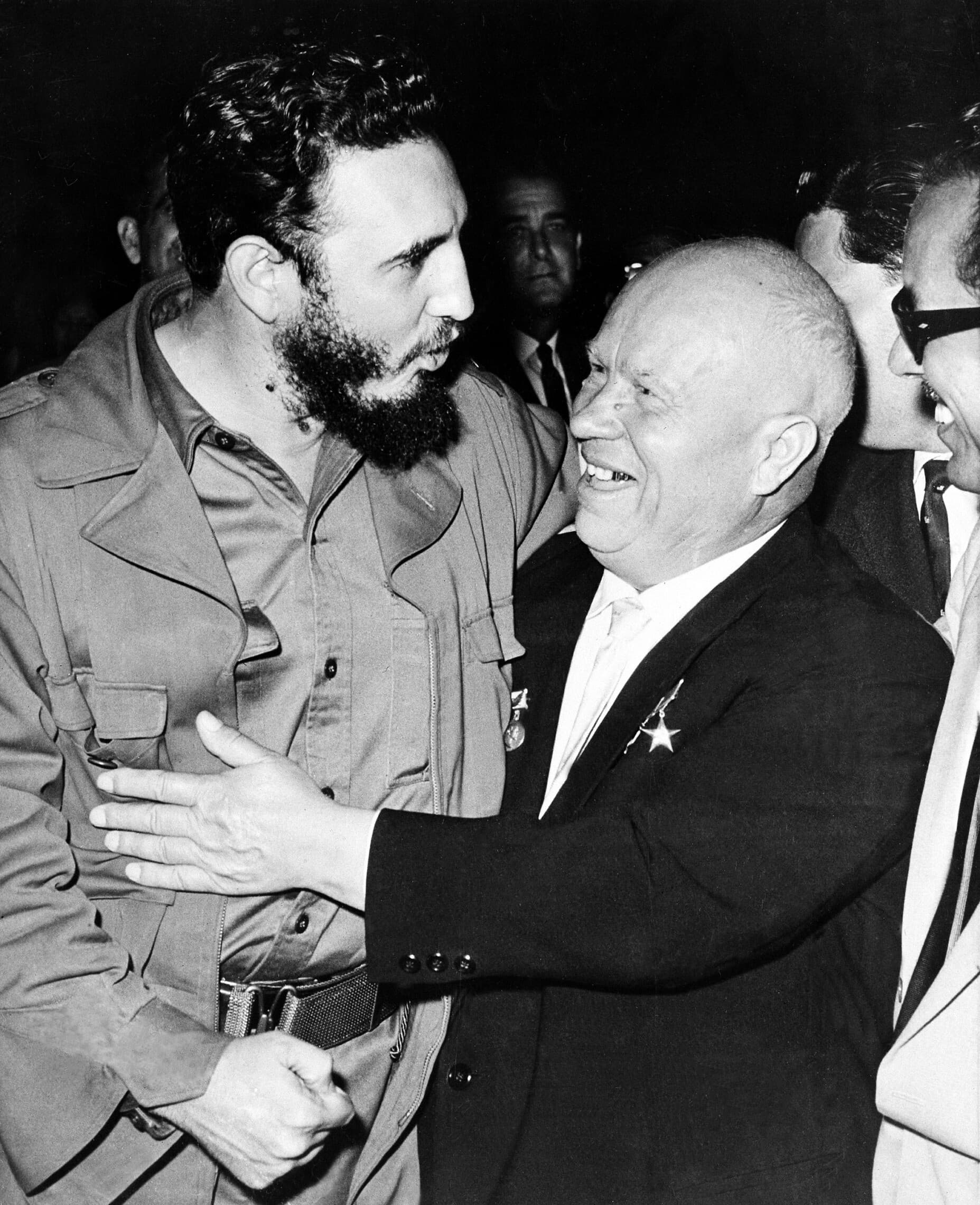שליט ברית המועצות ניקיטה חרושצ&#039;וב מתחבק עם נשיא קובה פידל קסטרו בעצרת הכללית של האו&quot;ם בספטמבר 1960 (צילום: AP Photo)