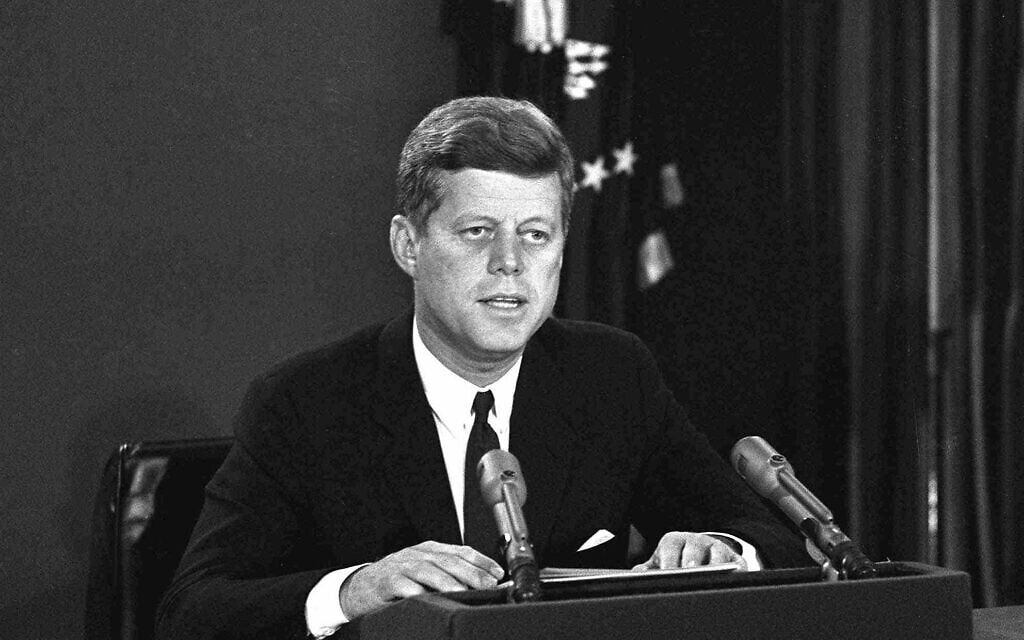 נשיא ארצות הברית ג&#039;ון קנדי נושא נאום לאומה בפתח משבר הטילים בקובה, 22 באוקטובר 1962 (צילום: AP Photo)