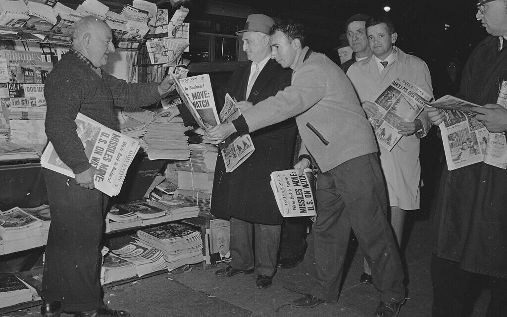 אמריקאים בניו יורק קונים עיתונים לקרוא על תזוזת הטילים בקובה, נובמבר 1962 (צילום: AP Photo/Matty Zimmerman)