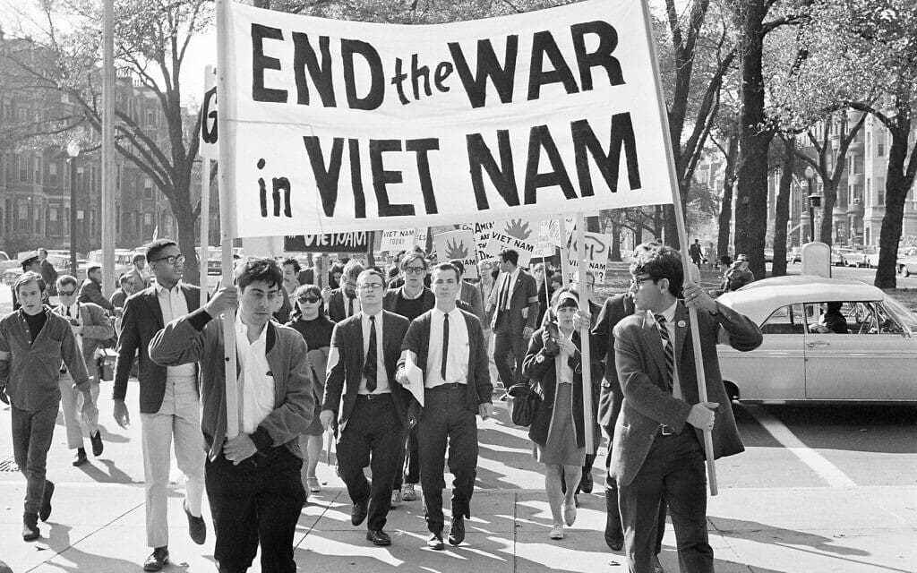 סטודנטים מהארוואד, MIT ואוניבסיטת בוסטון צועדים ברחובות בוסטון בקריאה לסיים את מלחמת וייטנאם, 16 באוקטובר 1965 (צילום: AP Photo/Frank C. Curtin)