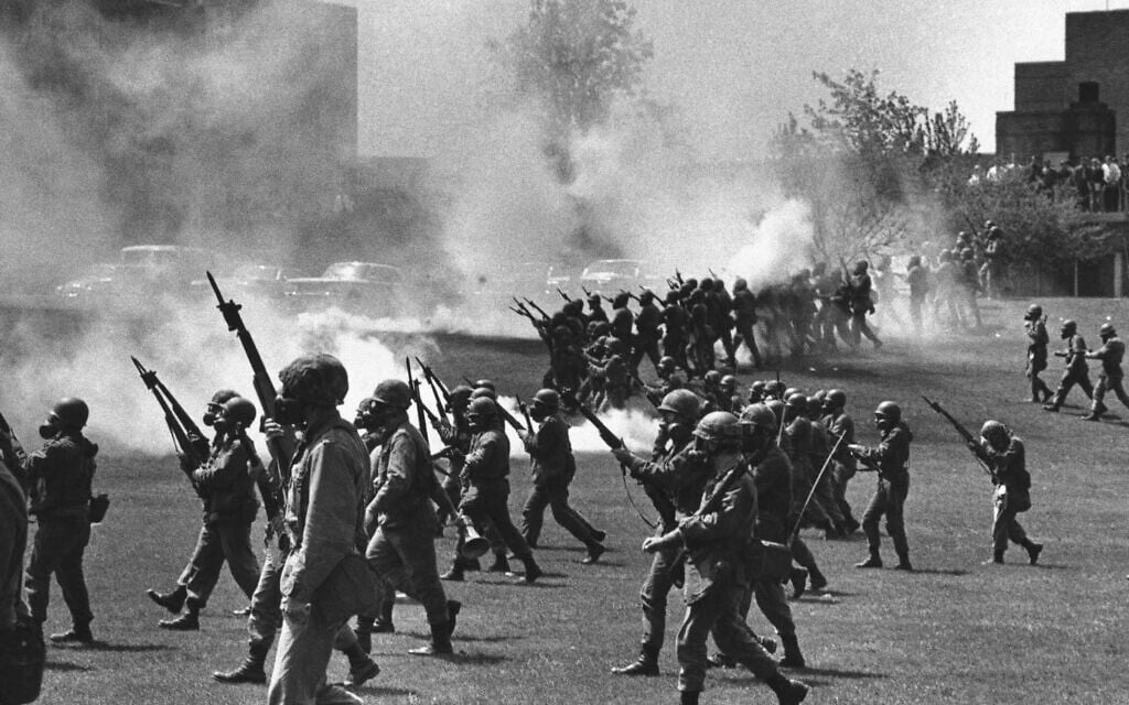 כוחות המשטרה הלאומית של אוהיו נכנסים לאוניברסיטת קנט סטייט לפזר הפגנה של סטודנטים הקוראת לסיום מלחמת וייטנאם. 4 במאי 1970 (צילום: AP Photo)