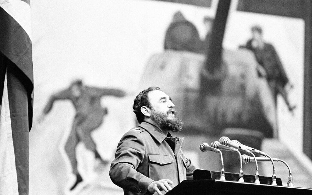 נשיא קובה פידל קסטרו נואם בהוואנה ביום השנה ה-20 לניצחון הקובני בפלישה למפרץ החזירים, 20 באפריל 1981 (צילום: AP Photo/Charles Tasnadi)