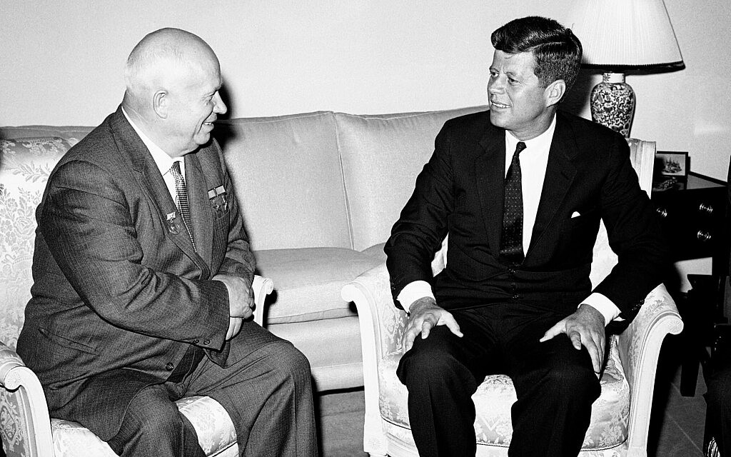 נשיא ארצות הברית ג&#039;ון קנדי נפגש עם נשיא ברית המועצות ניקיטה חרושצ&#039;וב בפגישה בווינה, אוסטריה, ב-3 ביוני 1961 (צילום: AP Photo)