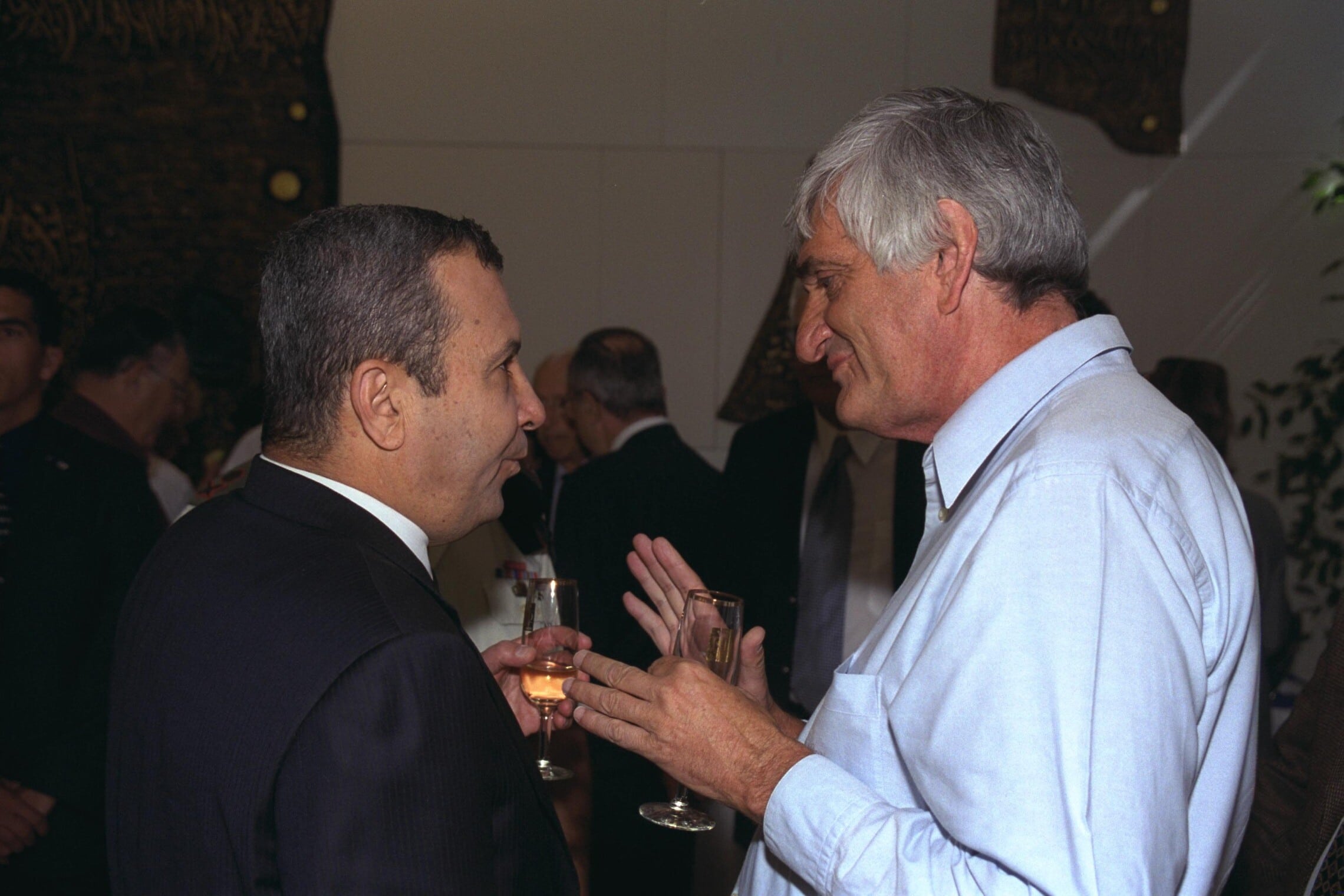ראש הממשלה אהוד ברק משוחח עם אביגדור (יאנוש) בן־גל בבית הנשיא, 10 במאי 2000 (צילום: יעקב סער, לע&quot;מ)
