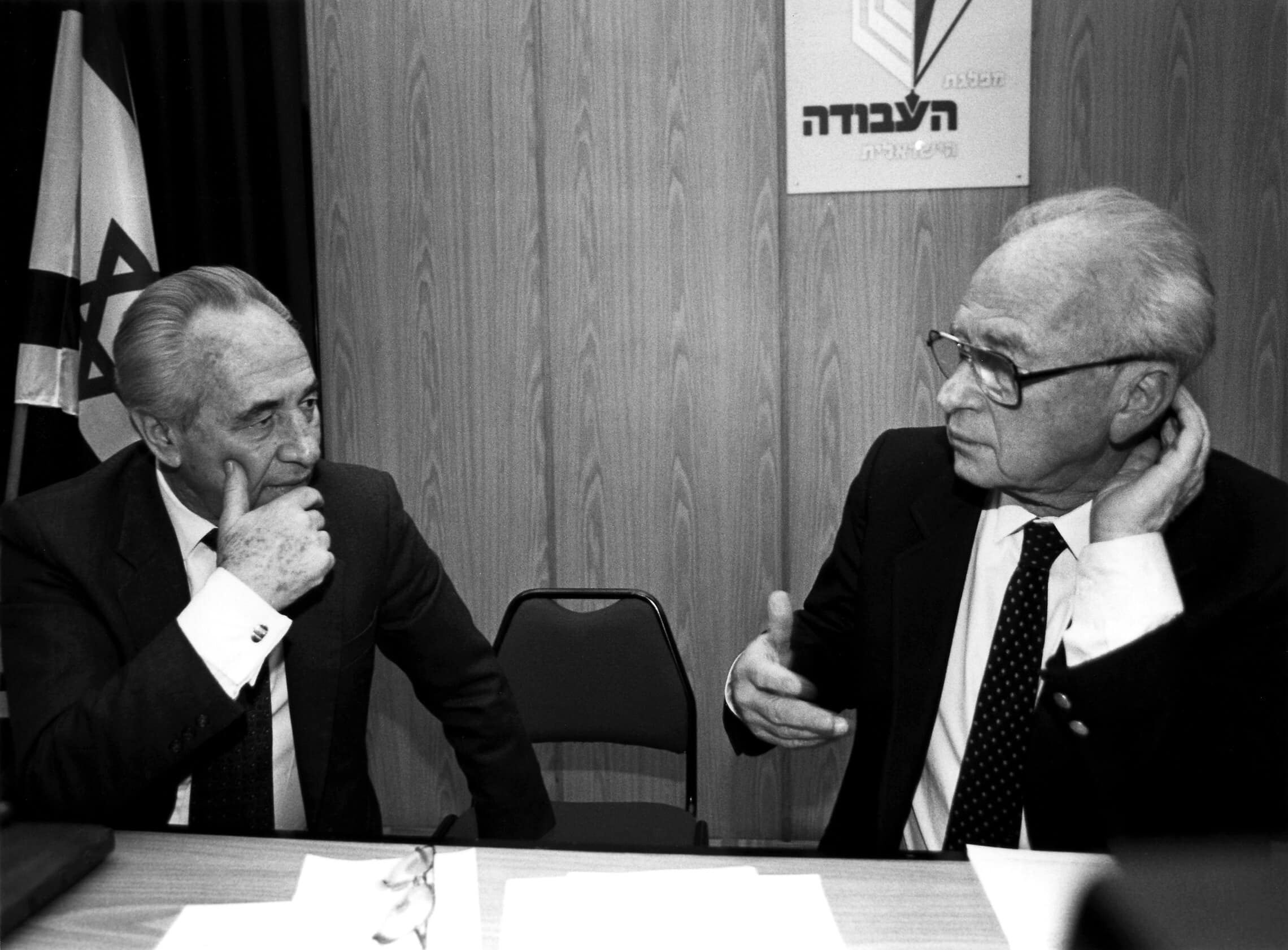 יצחק רבין ושמעון פרס בישיבת מפלגת העבודה, 1993 (צילום: משה שי/פלאש90)